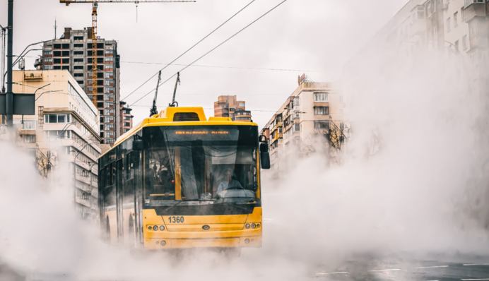 В Киеве авто сбило контактную опору - это нарушило движение троллейбусов