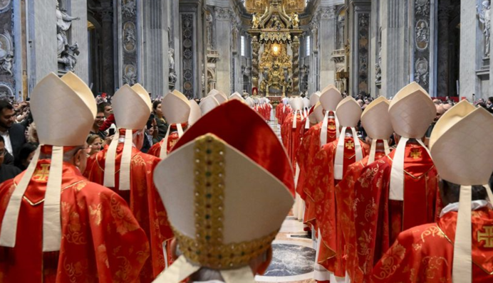 Пошел белый дым: конклав в Ватикане избрал нового Папу Римского