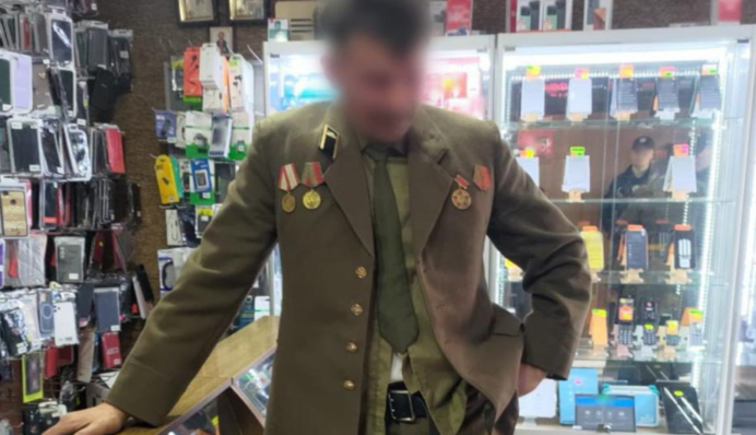 На Закарпатье двое мужчин разгуливали в форме солдат советской армии