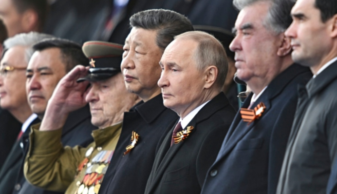 Путин будет прописан в истории как клоун. У Зеленского рассказали, кто спас Красную площадь от ударов 9 мая