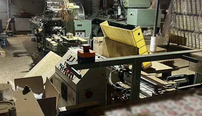 В Киевской области действовала подпольная фабрика по производству сигарет: изготовляли 60 тысяч пачек в сутки