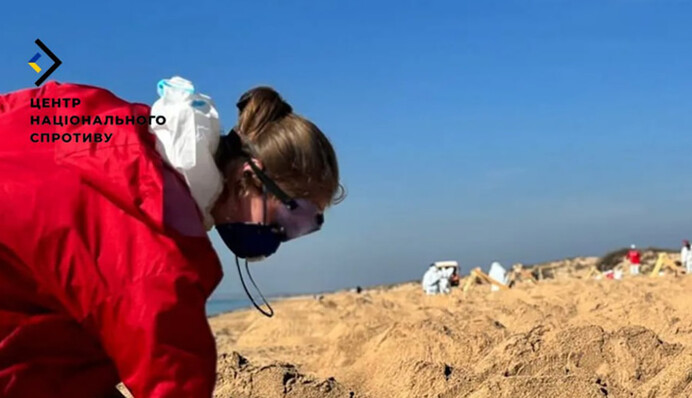 Оккупанты согнали школьников убирать масштабное пятно мазута на пляже Азову