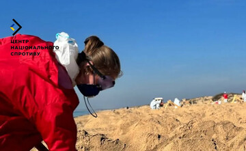 ​Окупанти зігнали школярів прибирати масштабну пляму мазуту на пляжі Азову