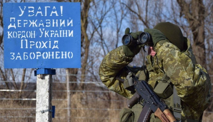 Виїзд за 9 тис. доларів: ДБР викрило правоохоронця в допомозі ухилянтам у втечі