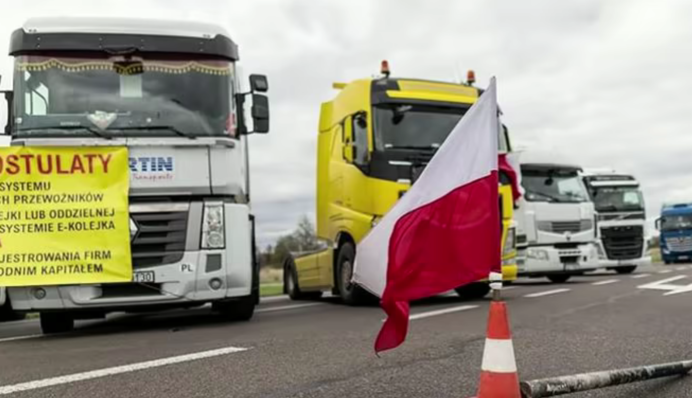 Польские перевозчики начали протест на границе с Украиной: частично ограничено движение