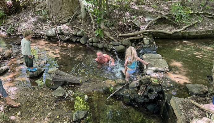 Міністр охорони здоров'я США з онуками покупалися в каналізаційних стоках