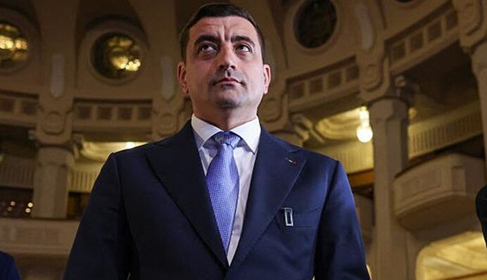 Либеральный кандидат опережает ультраправого на выборах президента Румынии