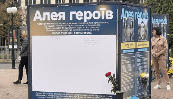 Хуліганила на Алеї Героїв: поліція затримала жінку в Києві за неадекватну поведінку