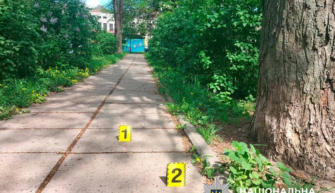 ​У Києві зловмисник біля зупинки громадського транспорту зірвав із шиї жінки золотий ланцюжок і втік