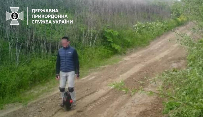 ​Військовозобов'язаний збирався перетнути кордон України на моноколесі