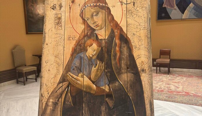 «Божа Матір з немовлям», написана на фрагменті ящика з-під важких артилерійських озброєнь:  в АП показали подарунок Папі