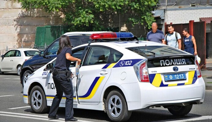 Полицейские задержали в Киеве двух мужчин, которые из авто устроили стрельбу
