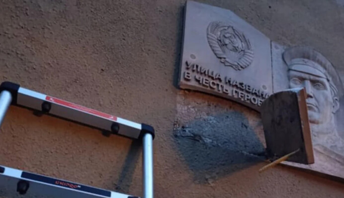 ​В Одесі напали на активістів, які демонтували радянську меморіальну дошку