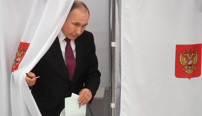 Возможность для Путина править пожизненно: в РФ готовят население к изменениям в конституции