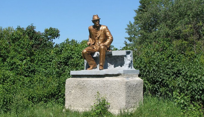 Недалеко от Полтавы подростки разбили памятник российскому биологу