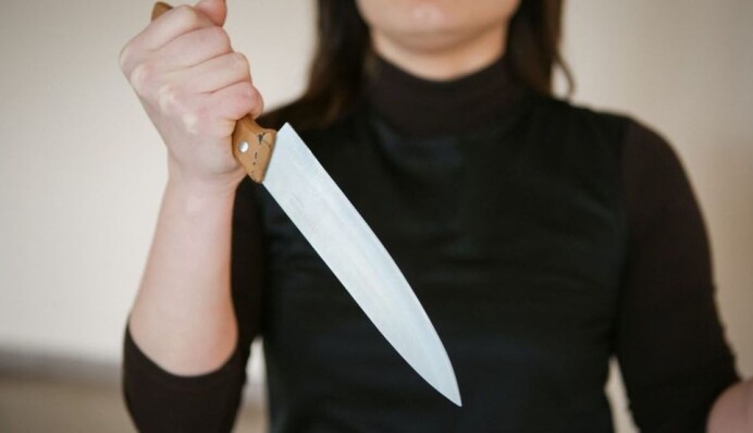 Була у складному психоемоційному стані. В Харкові жінка порізала коханку свого чоловіка