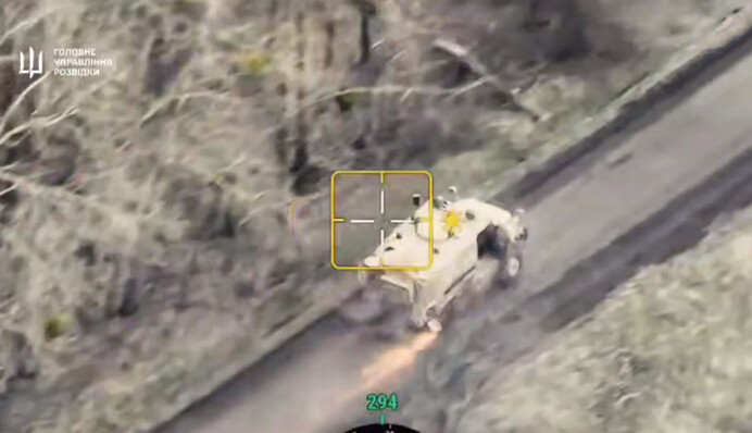 ​На Купянском направлении боец ​​ГУР вывез подбитый россиянами броневик с поля боя