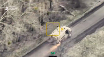 ​На Купянском направлении боец ​​ГУР вывез подбитый россиянами броневик с поля боя