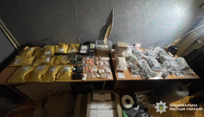 У Києві чоловік збував наркотики, маскуючи їх під гаджети