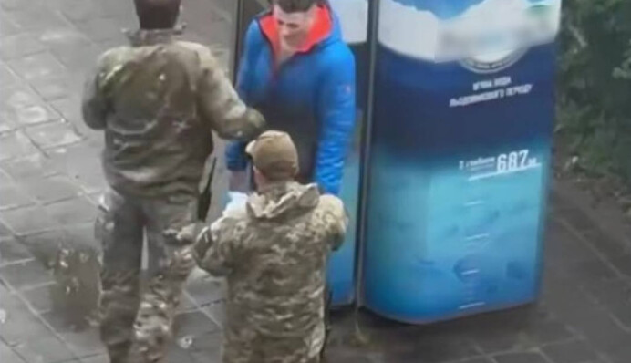 ​У Харкові працівник ТЦК вдарив вчителя: у конфлікті розбирається поліція