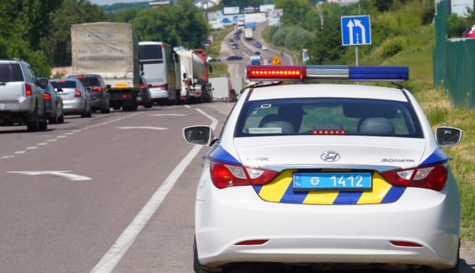 Во Львове авто въехало в остановку, травмировав девушку