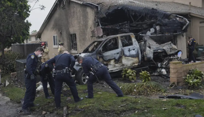 Всі загиблі перебували на борту: у штаті Каліфорнія літак впав на військовий житловий квартал