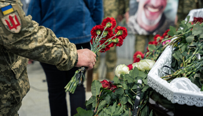В Киеве прощаются с телеведущим и военным Максимом Нелипой - фоторепортаж