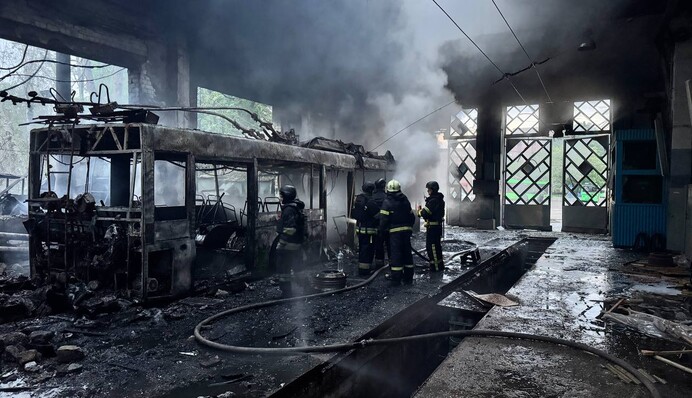 Харків під ударами «Шахедів»: ворог пошкодив тролейбусне депо та десятки багатопо­верхівок