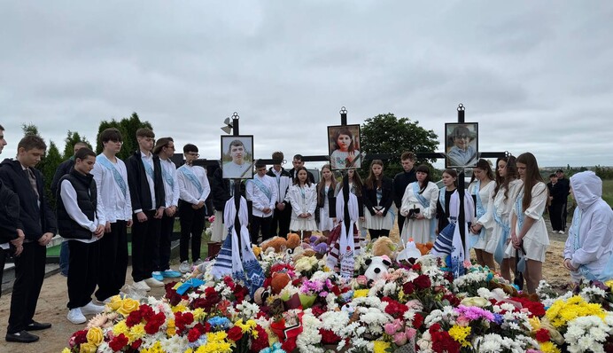 У ліцеї на Житомирщині останній дзвоник провели на кладовищі — вшанували трьох загиблих учнів