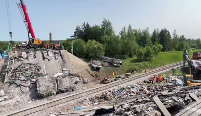 В Брянской области на пассажирский поезд обрушился мост: есть более сотни пострадавших