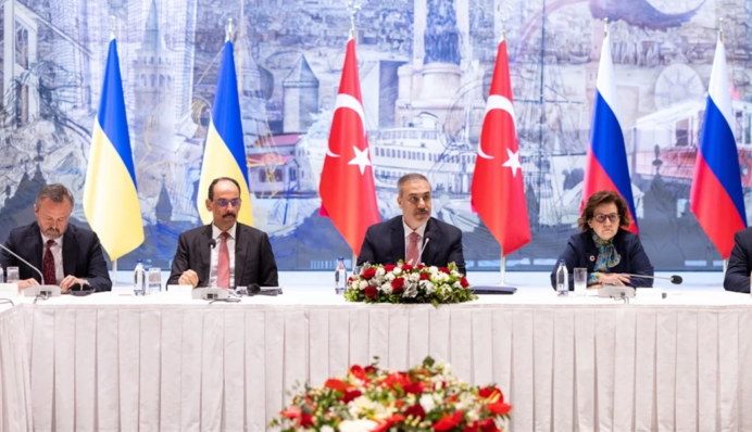 С двухчасовым опозданием: в Стамбуле проходит встреча делегаций Украины и РФ