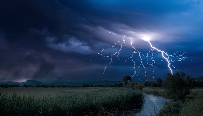 Часть Украины накрыли сильные ливни и грозы: на сколько затянется непогода