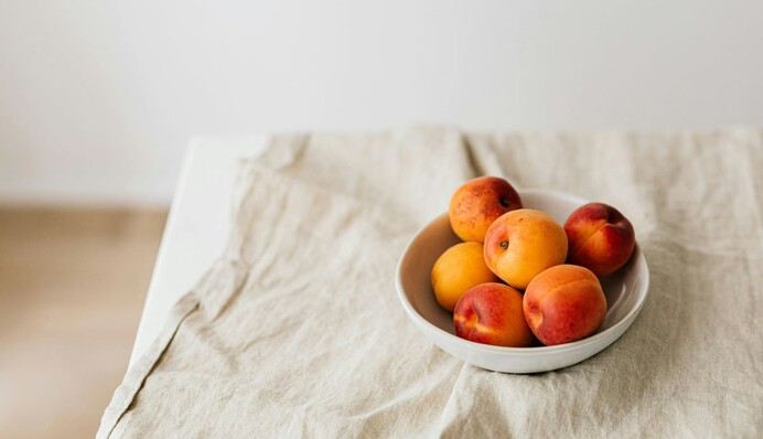 Недоступні абрикоси й вишні: чи подешевшають кісточкові влітку