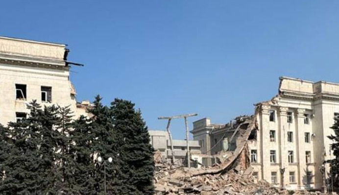 Ударили повторно: россияне разрушили здание Херсонской ОГА