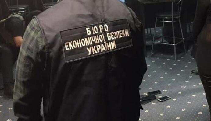 Вимагали хабар у $150 тисяч: детективу БЕБ і слідчому поліції повідомили про підозру