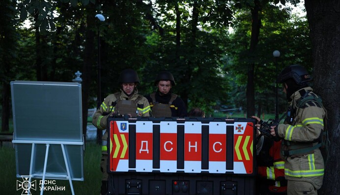 У Києві загинули троє рятувальників під час ліквідації наслідків обстрілу, ще дев’ятеро постраждали – ДСНС