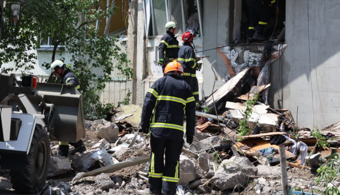 Удар по багатоповерхівці у Луцьку: рятувальники деблокували тіло загиблого