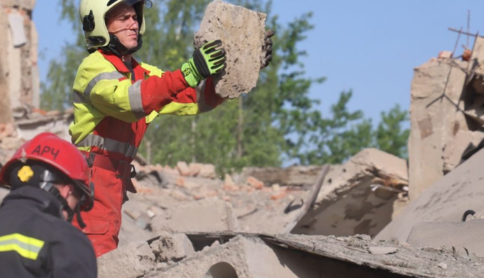 Пошукові роботи на місці атаки у Чернігові: рятувальники деблокували тіло загиблого