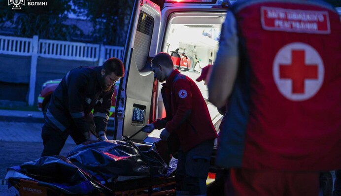 После российского обстрела Луцка под завалами нашли еще одно тело