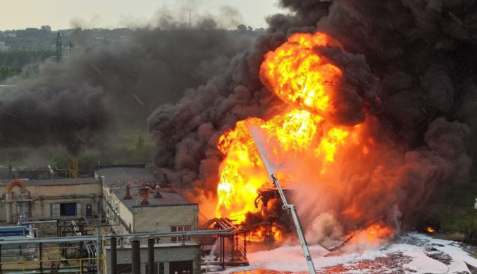 В РФ вспыхнул пожар на битумном заводе: что известно