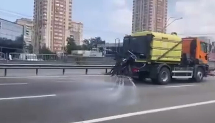 ​Київські комунальники охолоджують дороги в умовах спеки