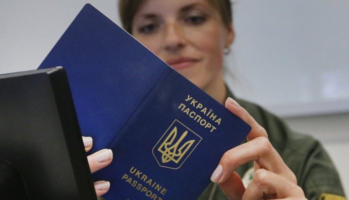 Поїздки з дітьми за кордон: ДПСУ уточнила правила у 2025 році