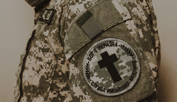 Религиозным организациям разрешили бронировать от мобилизации священников