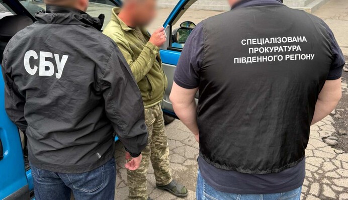 Корупція у ТЦК Одеси: чиновник вимагав $6500 за зняття з розшуку