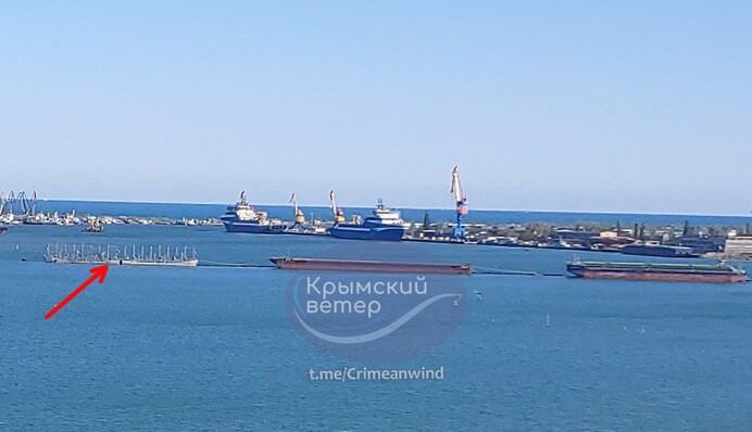 У Керчі окупанти поставили баржу з елементами пасивної РЕБ на вході до бухти заводу 