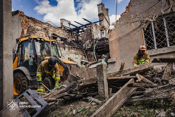 Пел гимн Украины, лежа под завалами: полиция рассказала историю мужества из Харькова