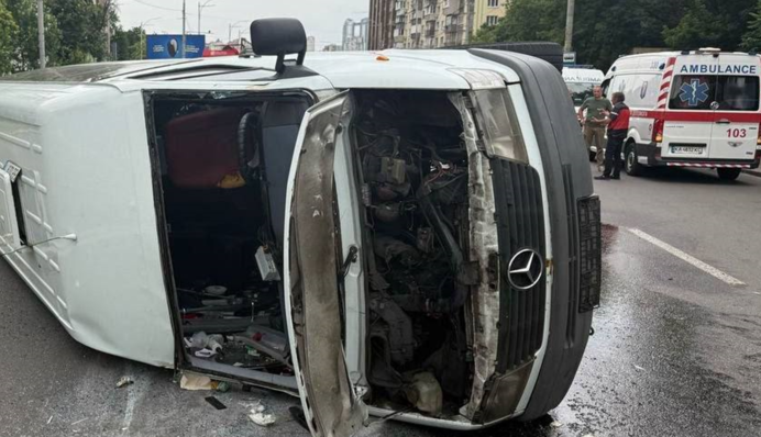 В Киеве произошло масштабное ДТП с опрокидыванием микроавтобуса: что известно