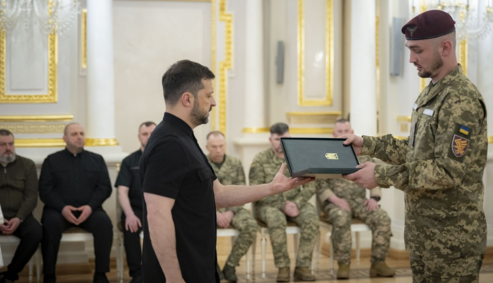 Зеленський нагородив бійців ЗСУ і передав ордени рідним загиблих Героїв України