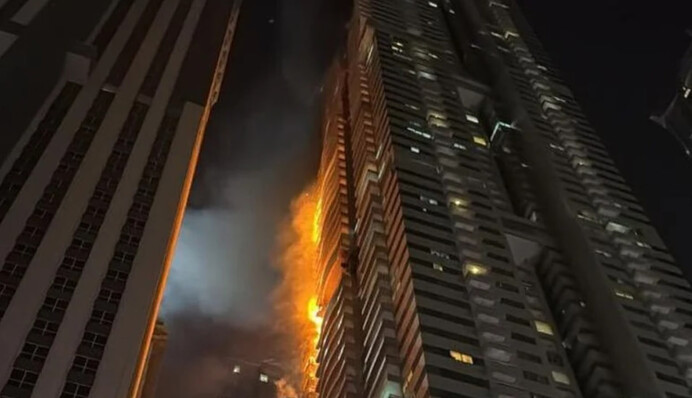 ​Пожежа у хмарочосі в Дубаї: евакуювали чотири тисячі осіб, вогонь гасили протягом шести годин