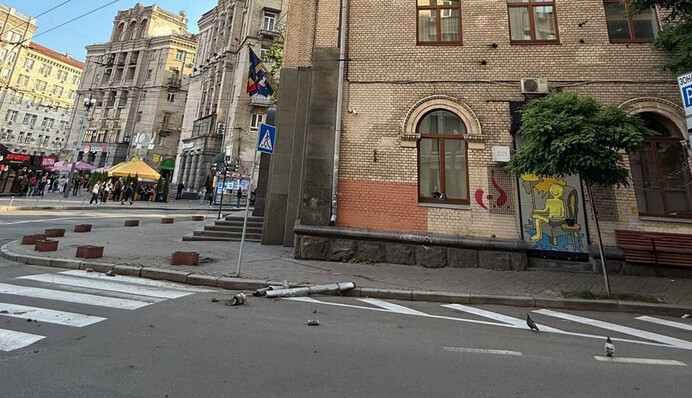 В центре Киева с фасада дома сорвалась часть трубы